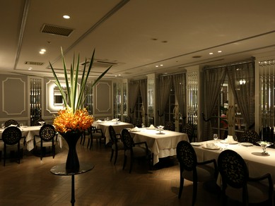 芳醇なワインの薫りに包まれたフロアで、優雅にディナータイム