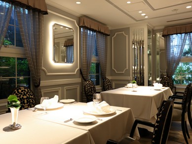 神戸の美しい街並みに溶けあう、女性の心が踊るコース料理