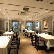 色調を抑えたフロアには、華やかな主役と彩り豊かなコース料理が並びます。オーベルジュ（宿泊施設付きレストラン）なので、結婚式の2次会や記念日のパーティを開いてそのままステイするのもおすすめ。