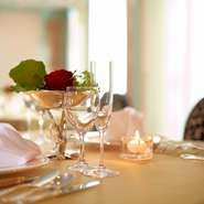 窓から差し込む光と、キャンドルの灯りでくつろげる空間を演出した店内は、隣のテーブルとの感覚も広めに取ってあるので、ゆったりとくつろぎながら、料理や会話を楽しむことができます。