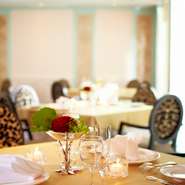 サロンを思わせる贅沢な時間が流れる店内。記念日に、あるいは自分へのご褒美に訪れたいレストランです。