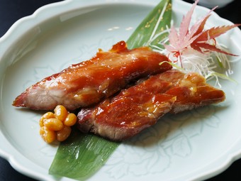 焼きの技が生む深い味わい。広東料理の真髄をひと皿に凝縮『焼き物前菜の盛り合わせ［小盆］』