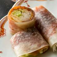 皮に優しい甘味をつけてから、特製釜でパリパリに焼き上げます。皮を食べるために飼育されているため、皮が厚く食べ応え抜群。ネギと胡瓜の千切りと共に薄餅に巻くことで、歯触りや食感の違いもなど楽しめます。