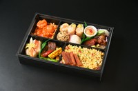 人気のメニューを詰め合わせたお得なお弁当です。スムーズなお渡しのためお電話でのご予約をお願いしております。混雑状況によりお断りする場合もございます。画像は一例です。お持ち帰りのみ。＊アレルギー対応不可