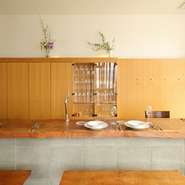 奈良市勝村建築設計事務所デザインの内装は、シンプルで洗練されています。人間工学に基づいたサイズ設計で居心地の良い空間に。上質な木材のカウンターと椅子は、木工房弓槻　窪田謙二氏によるものです。
