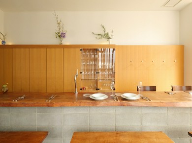 ガラス張りで空が見える気持ちの良い店内です