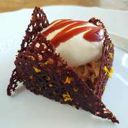 コース料理の最後をしめくくる大切なデザート。軽すぎず重すぎない、イタリア各地の伝統的なお菓子と製法を大切に、リストランテならではのデザートに仕上げます。是非、コースの最後までお楽しみください。