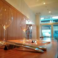 温もりのある木の階段を上り扉を開けると、目の前に広がるのは大きな窓と存在感のある漆塗りのカウンター。自然体かつ洗練された木に囲まれた空間。静かに流れる時間、心ほぐれるひとときをお過ごしください。