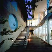 ノスタルジックな商店街から2階への階段を上ると、喧騒から一気に解き放たれる静かな空間が広がります。