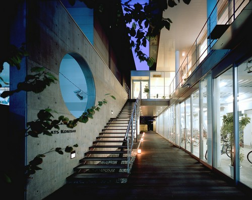 ゆるやかな外階段を上った右奥にあるドアの奥に広がる別世界