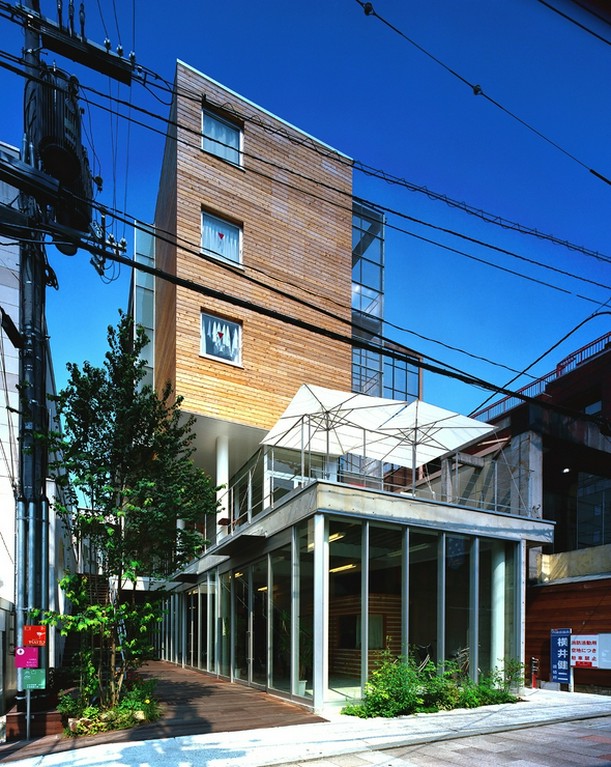 シンボルツリー桂の木と緑に彩られたビルが目印