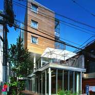 近鉄奈良駅前UFJ銀行から小西通りへ入りほどなく、右手に樹木のある路地空間。２階でお待ちしております。