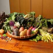 例えば野菜なら、宇陀市の「無農薬野菜」を。北海道からは信頼できる業者より仕入れる「エゾ鹿」。漁港直送の「車えび」は市場より早い仕入れも可能、奈良にいながら鮮度抜群の味わいをご堪能いただけます。
