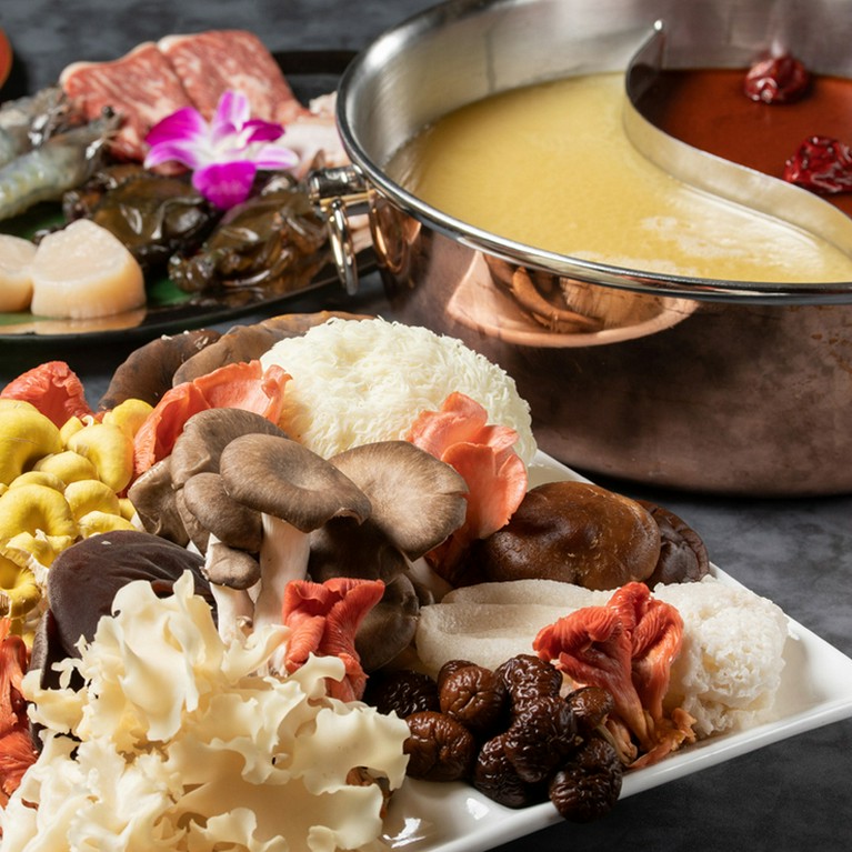 栄養たっぷり！秋の味覚キノコを贅沢に楽しむ火鍋