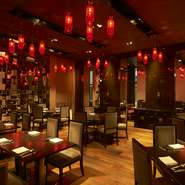 ビジネスシーンやファミリーにおすすめの個室6室を完備したスタイリッシュな空間で、経験豊かなシェフがつくり出すこだわりの食材を活かしたオーセンティックな中国料理の数々を心ゆくまで楽しめます。