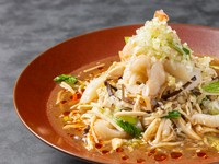エビ、イカ、ホタテ、干し豆腐、蒸し鶏、エノキ、タケノコ、青梗菜、キクラゲをオリジナルの胡椒麺に絡めてお召し上がりください。酸っぱくて辛いスープが食欲をそそる、暑い夏にピッタリの酸辣麺です。
