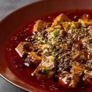 14種類のスパイスをつかった激辛麻婆豆腐。豆の旨味をしっかりと感じられる豆腐は辛さとの相性が良く、オリジナルの四川ピーシェン豆板醤や辣油でつくる真っ赤なソースと粉山椒で”シビ辛”体験をお楽しみください。