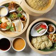 2種類のタレの夏の冷やしつけ麺と、北京、広東、四川、上海の4大中国料理を代表する全10品の小菜のセットメニュー。
2段重ねのせいろに盛り付け、涼やかな見た目もお楽しみいただけます。