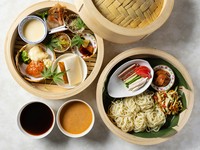 2種類のタレの夏の冷やしつけ麺と、北京、広東、四川、上海の4大中国料理を代表する全10品の小菜のセットメニュー。
2段重ねのせいろに盛り付け、涼やかな見た目もお楽しみいただけます。