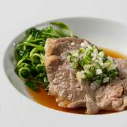 ・前菜四種
・点心二種
・海鮮と五目野菜のオイスターコラーゲンスープ
・釜焼き北京ダック
・有頭天使エビのチリソース 揚げパン添え
・北海道産 十勝牛サーロインしゃぶしゃぶ
・炒飯
・デザート盛り合わせ