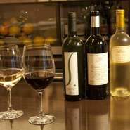 定番以外にも季節に応じたものを仕入れているため、メニューにない銘柄もあります。好きな味はボトル、味を試したいときはグラスでオーダーなど、様々なアプローチで選りすぐりの一杯を飲んでみてはいかが。