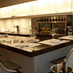 ひとりでも入りやすく座りやすいカウンター席