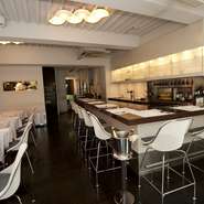 キッチンとフロアを遮る壁につくられた小さな窓。そこからは、料理を提供するベストタイミングを見極めるため、料理をつくりつつフロア全体を見渡している料理人の姿が見受けられます。小さいけれども、大切な窓。