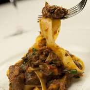 イベリコ豚のホホ肉を赤ワインでじっくり煮込んだラグーソースを、太めの麺にたっぷり絡めていただきます。