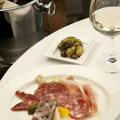 さっぱりといただける前菜には「生ハム」と「オリーブ」を