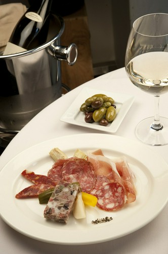 さっぱりといただける前菜には「生ハム」と「オリーブ」を