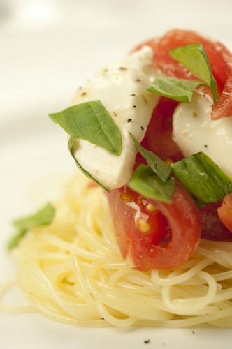 トマトとモッツァレラチーズのパスタは、色彩の鮮やさが抜群