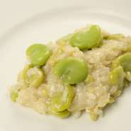 季節ごとに市場から仕入れている食材を見て、日々の料理を決めています。ベースとなるソースや味はありますが、その時期だからこそ、出せるプラスαの要素が欠かせません。※画像は一例。空豆を使った料理です。