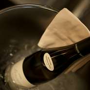 お客さまのペースで飲んだり食べたり…。その日、その時間を楽しめるサポート役として、美味しい料理とサービスをご提供。美味しい料理と、心地良いサービスで充実したひとときを過ごせるよう願っています。