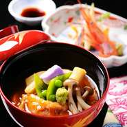 加賀・石川県金沢市の代表的な郷土料理である『治部煮』は、手間暇かかる料理ですが、鴨肉と加賀生麩、そして季節の野菜、一つ一つが主張しながらも、他の食材を邪魔せずそれぞれの旨みを堪能できる料理です。

