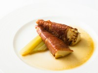 ソースはタケノコと生ハムをローストした汁に水を加えただけ。あっさりしているのに旨味が詰まった一品です。タケノコのえぐみが効いており、春の訪れを感じられます。