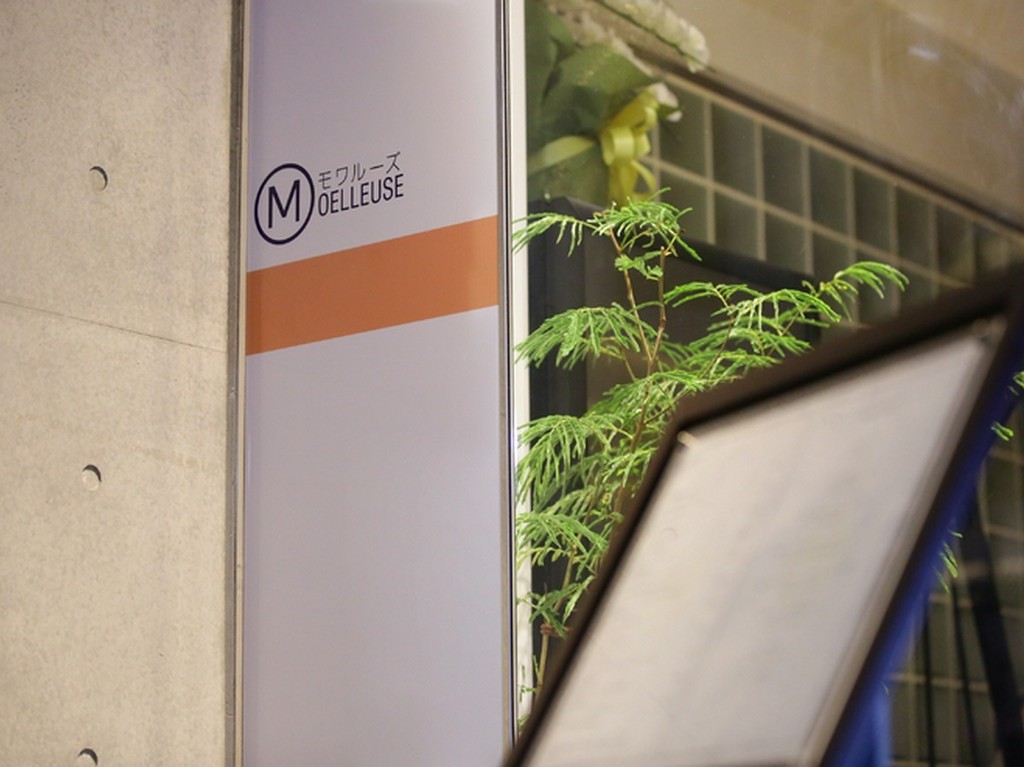 明るく開放的な店内の様子がうかがえる外観　