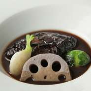 専業農家から産直で仕入れた、青森産さくら和牛（雌牛）のバラ肉をソテーして旨みを閉じ込めた後、赤ワインでじっくりと6時間煮込んでつくる料理です。塩茹でした野菜はソースに絡めてお楽しみください。
