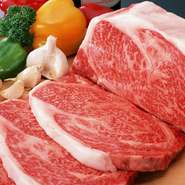 料理に使う牛肉は、脂身よりも赤身肉の旨さにこだわり、肉質を見極めて、自分がつくろうとしている料理のイメージにあうものだけを仕入れています。届いた肉の脂が強ければソースで調整したりして使いますね。　