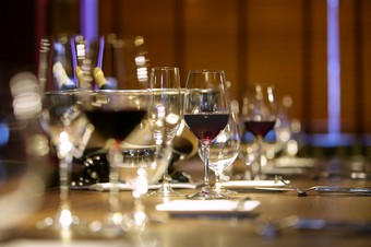 美味を知る近隣のお一人様が集う、大人のレストラン