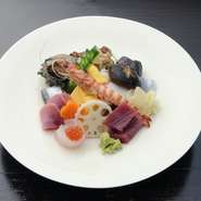 丼やお重ではなく、お皿に美しく盛られた『蛇の目ちらし』は、【蛇の目寿司】の手仕事がつまった1品。昆布締めのヒラメや、ヅケの赤身、地元産の蓮根など15種類以上のネタ、すべてにひと手間加えられています。