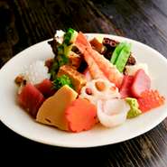 ネタの1つ1つが、昆布締めやヅケなど、ひと仕事施されたものばかり。
一皿で食感や味の変化が楽しめます。
