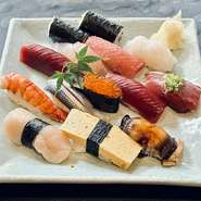 握り12貫、巻物、サラダ、椀物付き
※写真はイメージです。内容は、仕入れ状況により異なります