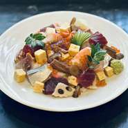 サラダ、椀物付き　
当店オススメの穴子も入った彩り豊かな「ばらちらし」です