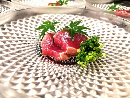 その日に一番いい素材を仕入れ、料理を提供します