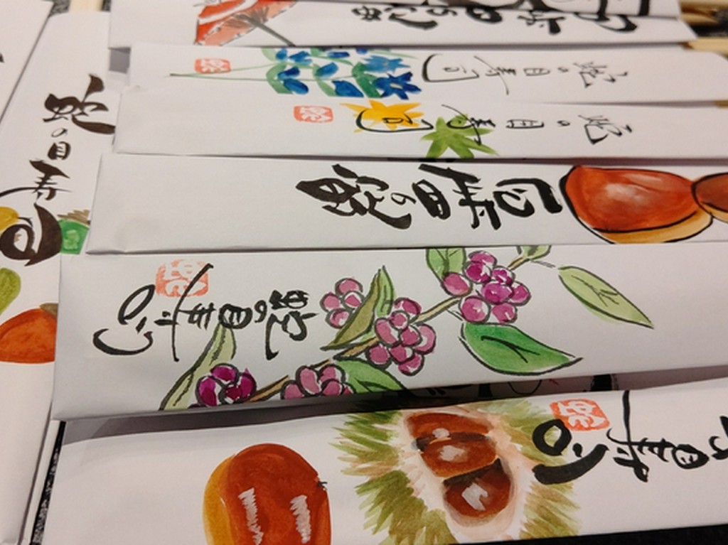 手描きの箸袋にはファンも多く、お店オリジナル