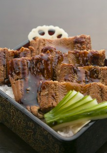 師匠直伝。じっくり煮込んだ「煮穴子」