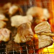 品質と鮮度、それに丁寧な下処理が求められる「ホルモン」は、店によって一番味に違いが出るもの。地元の肉好きがこぞって贔屓の店に挙げる【炭火ホルモン　千萬屋】の「ホルモン」で店の味を確認してみてください。