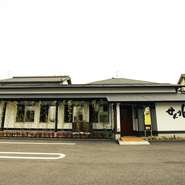 屋号の通りメニューの柱は「ホルモン」ですが、小さなお子様からも好評な「一品」や「ごはん」も用意。駐車場も完備しているため、週末ともなると家族のディナーシーンで利用されることも多いようです。