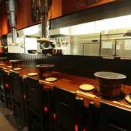 焼肉やホルモン焼きと聞くとグループでの利用が一般的と考えがちですが、【炭火ホルモン　千萬屋】のカウンター席を見渡すとお一人のお客様も。仕事帰りにホルモンを肴にちょい飲みに興じる方も少なくないようです。