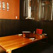 店内を見渡すと女性グループが多いことに気づくはず。和テイストの落ち着いた空間や、無煙ロースターを完備し、女性が安心して食事できる環境が整っていることなどから週末の女子会の会場として重宝されています。